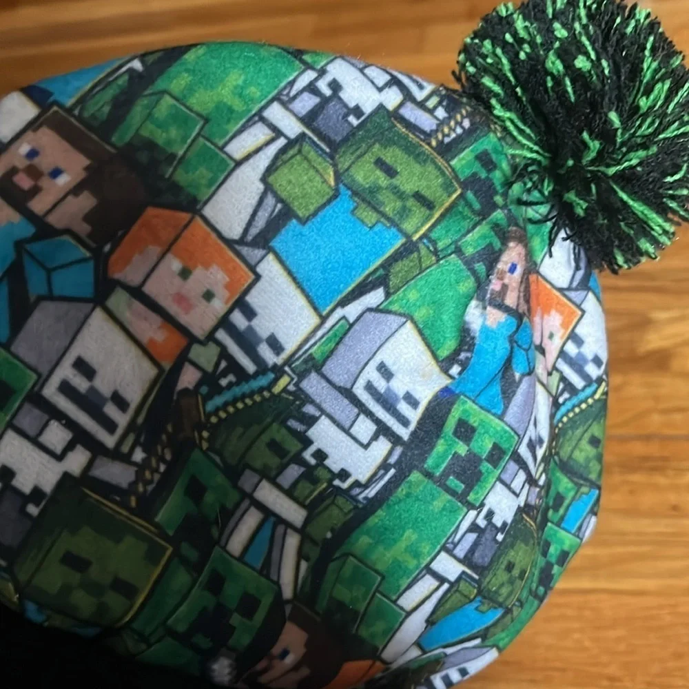 Kids Minecraft Pom Pom beanie EUC size I think is M.